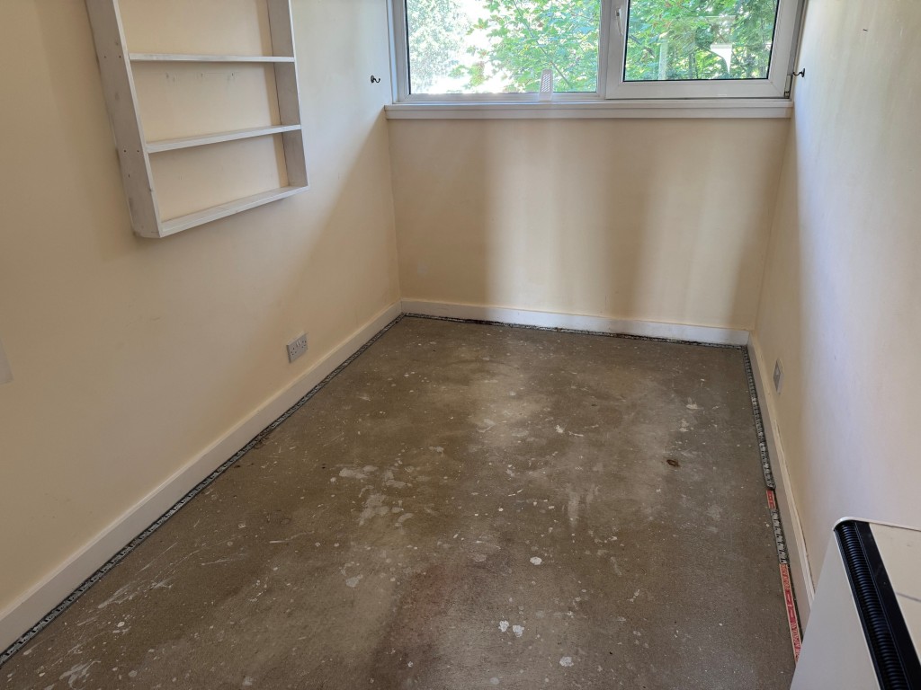 Lot: 207 - TWO-BEDROOM FIRST FLOOR APARTMENT WITH SEA VIEWS - Bedroom 2